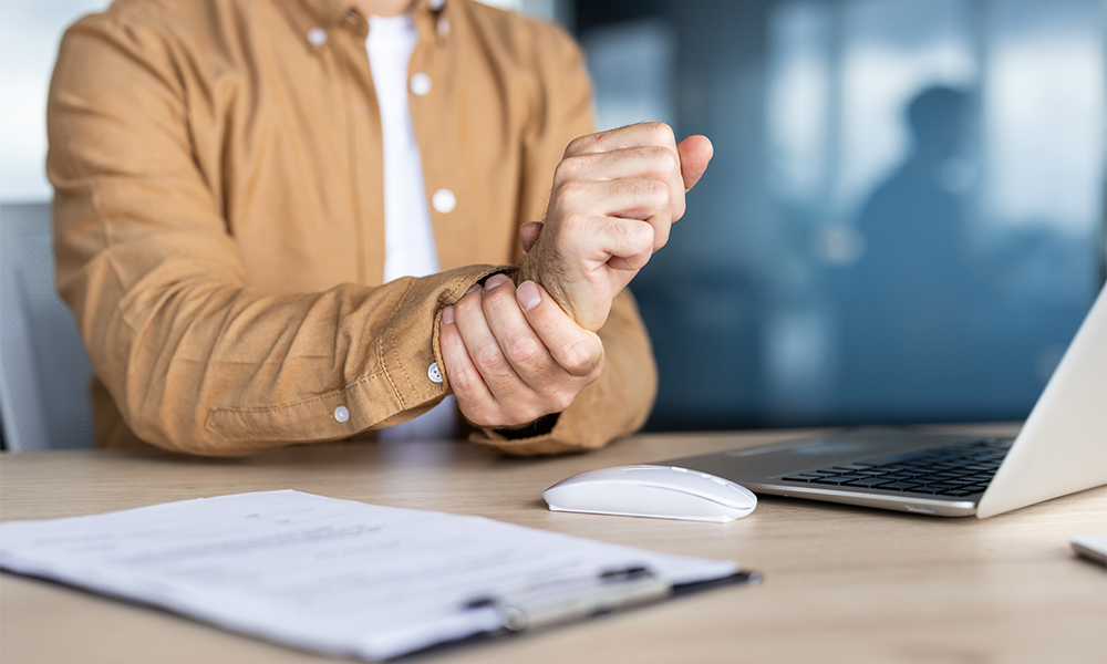 Överansträngd handled – symtom, orsaker och ergonomiska lösningar